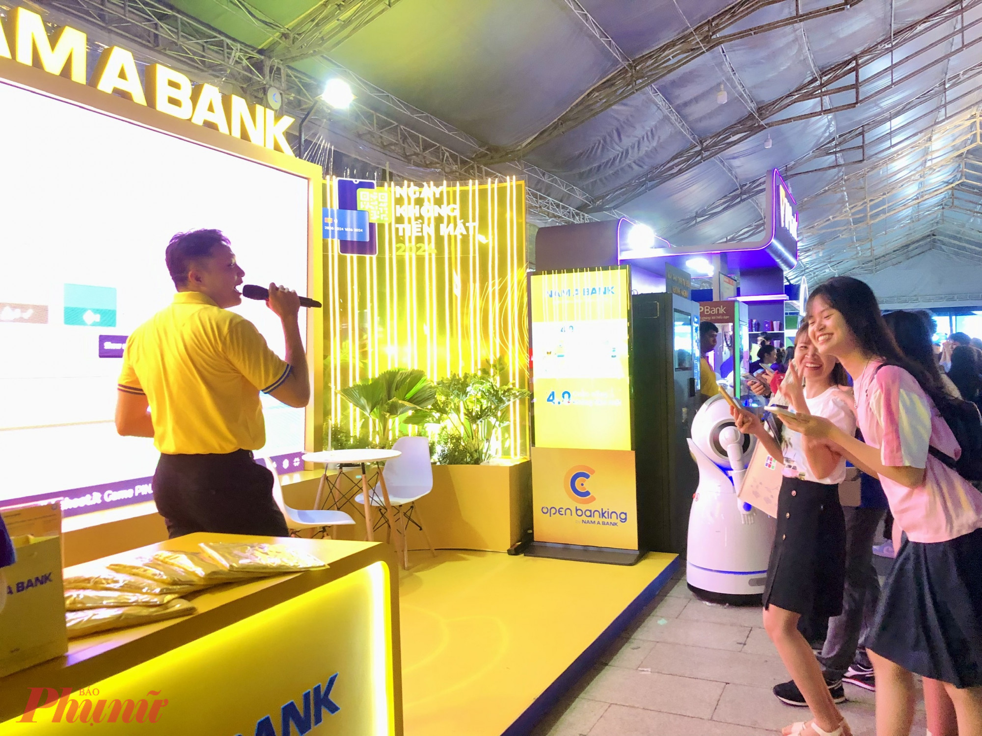 Gian hàng của NamABank thì tổ chức trò chơi trắc nghiệm có thưởng, nội dung câu hỏi xoay quanh các vấn đề giúp khách hàng nâng cao kiến thức sử dụng phương thức thanh toán không tiền mặt sao cho an toàn. 