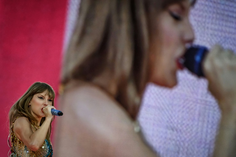 Taylor Swift đốt cháy sân vận động Murrayfield, Scotland - Ảnh: AFP