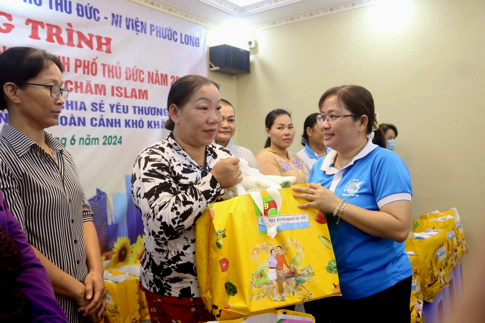 Bà Trần Thị Minh Nguyệt – Phó chủ tịch Hội LHPN TP Thủ Đức – trao quà cho chị em đến với ngày hội.