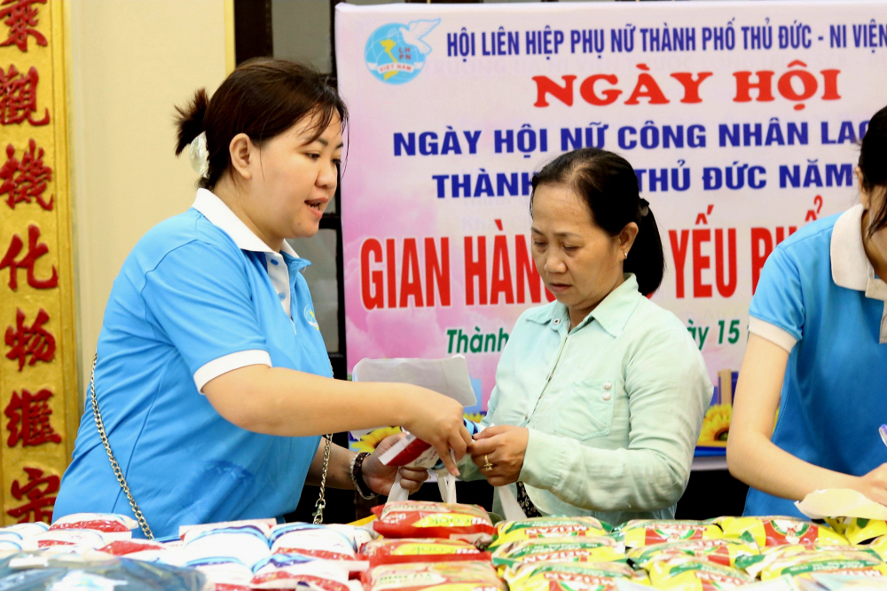 Đến với ngày hội, chị em được cán bộ Hội Phụ nữ hỗ trợ lựa chọn quần áo và nhận những phần quà ý nghĩa.