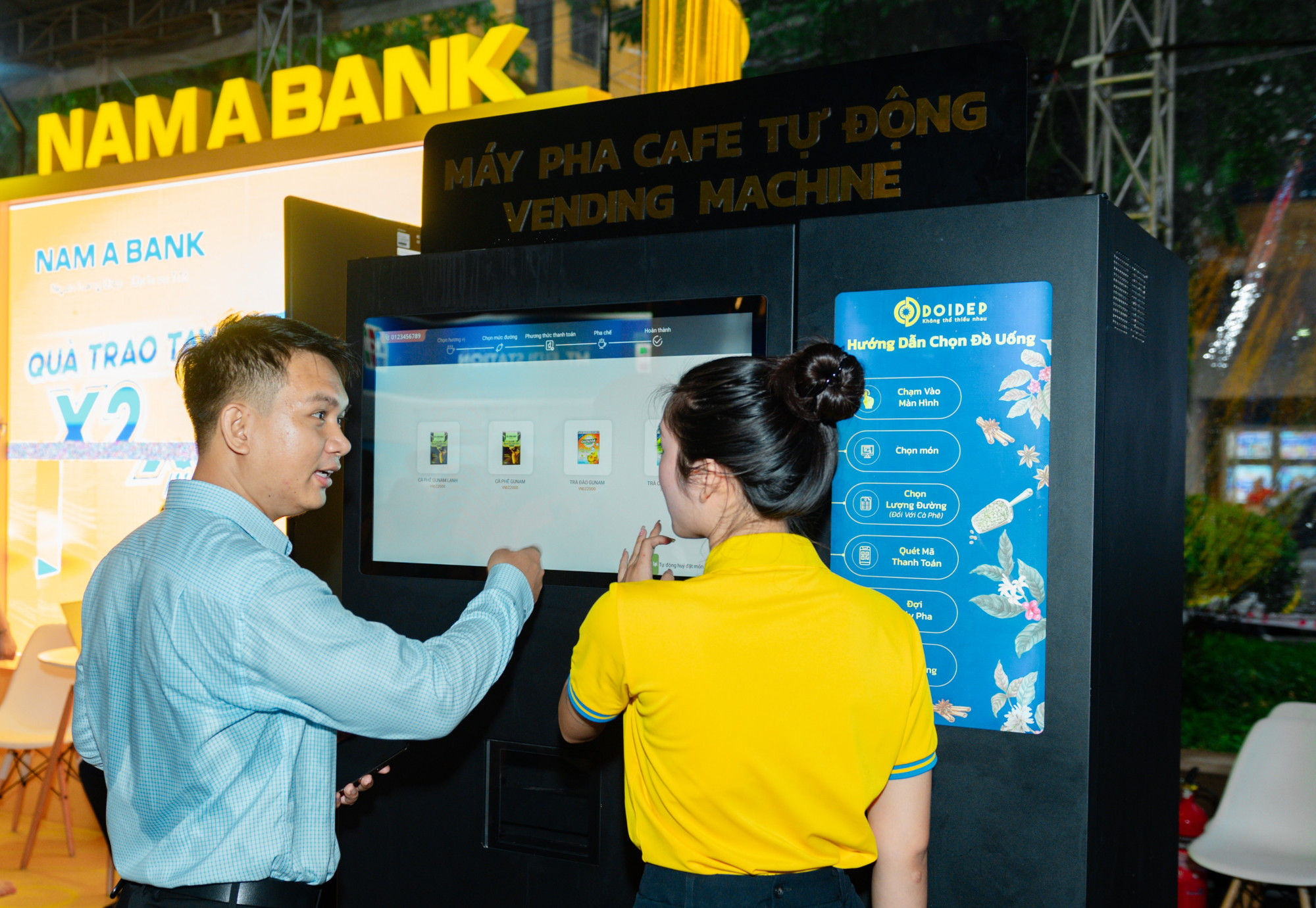 KH trải nghiệm máy pha trà, cà phê tự động từ thương hiệu Đôi Dép - Ảnh: Nam A Bank