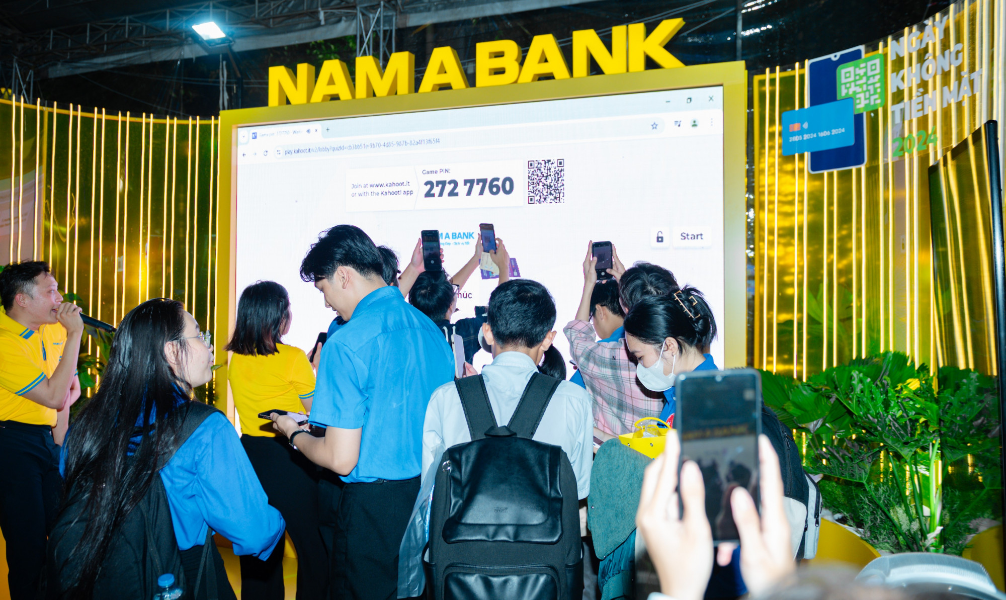 Đông đảo KH tham quan trải nghiệm Không gian số Nam A Bank - Ảnh: Nam A Bank