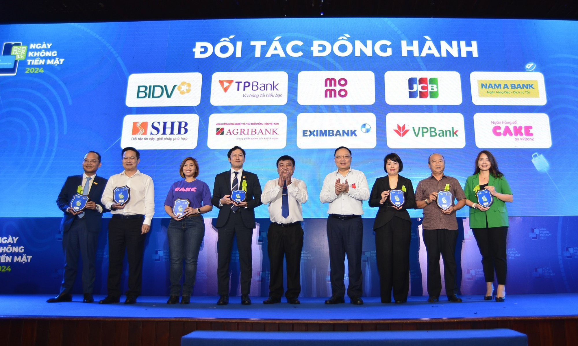 Đại diện Nam A Bank (bìa trái) nhận kỷ niệm chương Đối tác đồng hành cùng chương trình - Ảnh: Nam A Bank