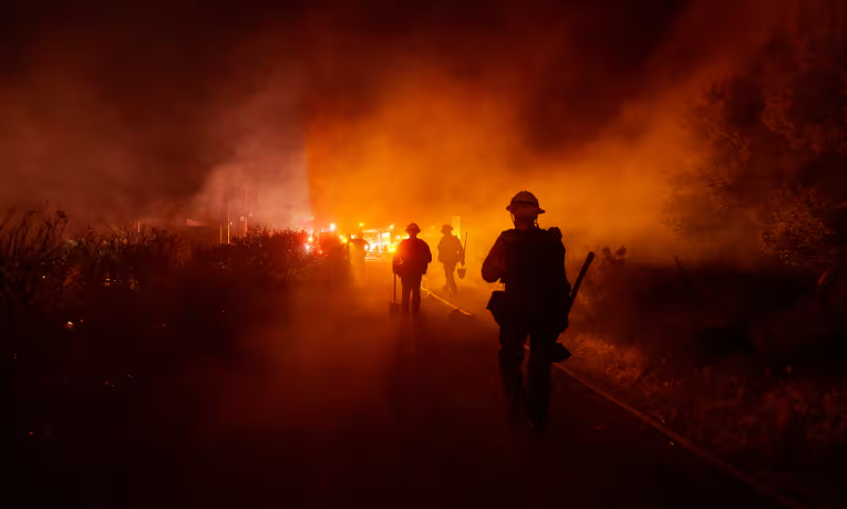 Lính cứu hỏa làm việc chống lại đám cháy Post Fire đang tiến triển ở Gorman, California, 