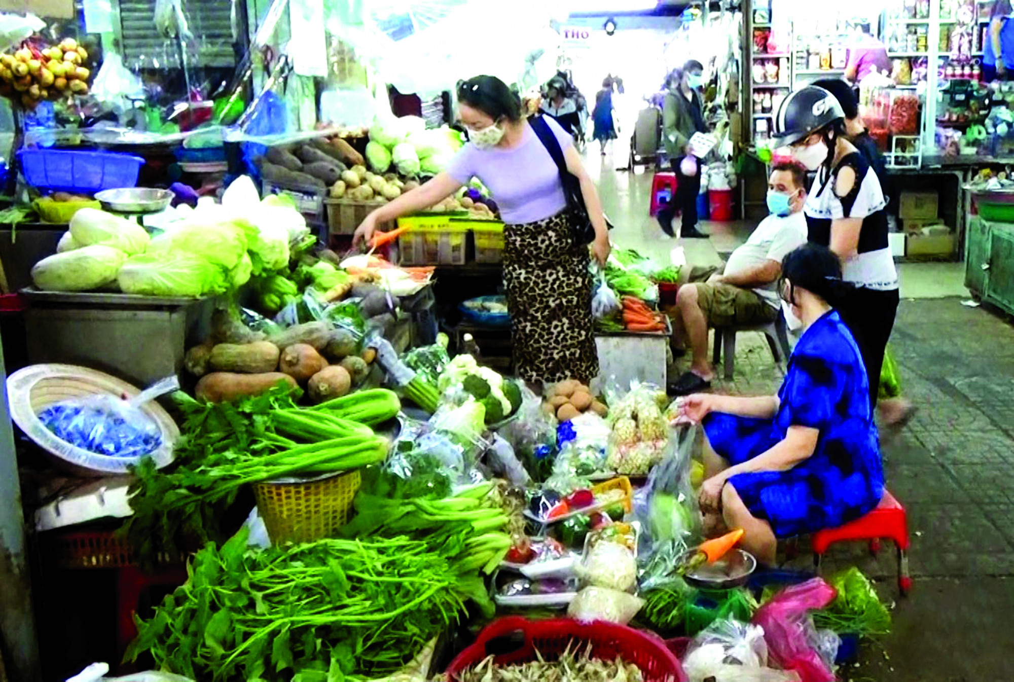 Giá nhiều nhóm hàng thực phẩm thiết yếu tăng trước thời điểm tăng lương.  Trong ảnh: Người dân mua hàng tại chợ Nguyễn Tri Phương (quận 10, TPHCM)