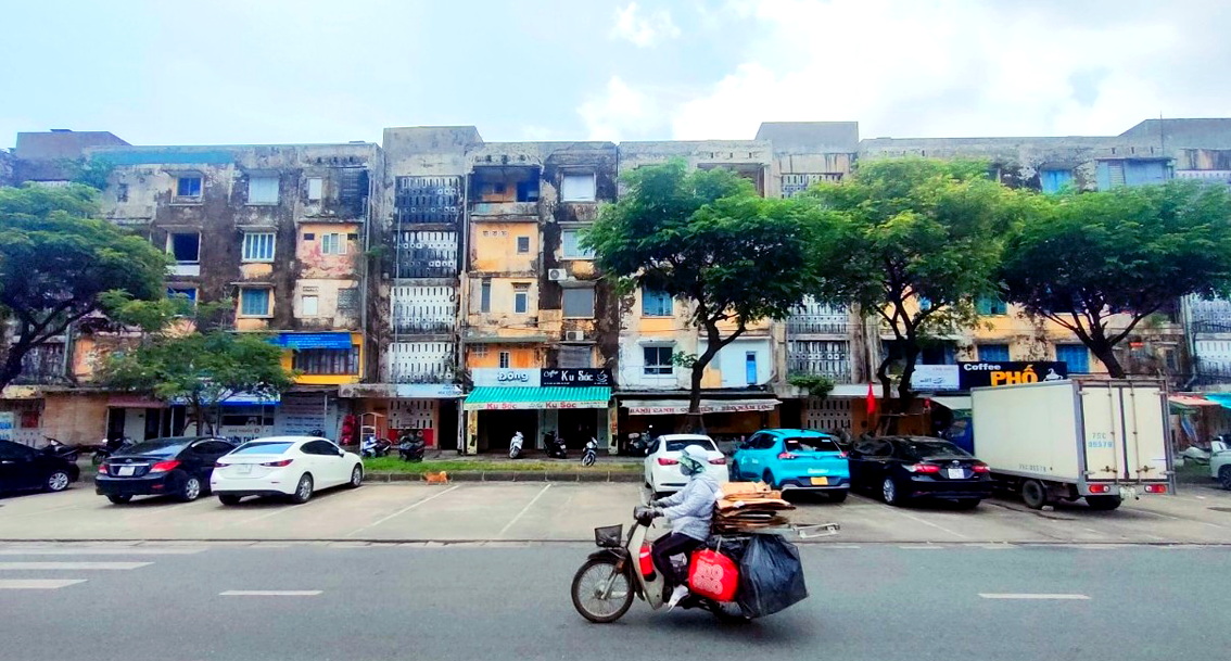 Chung cư Đống Đa xuống cấp nghiêm trọng, có thể sập bất cứ lúc nào