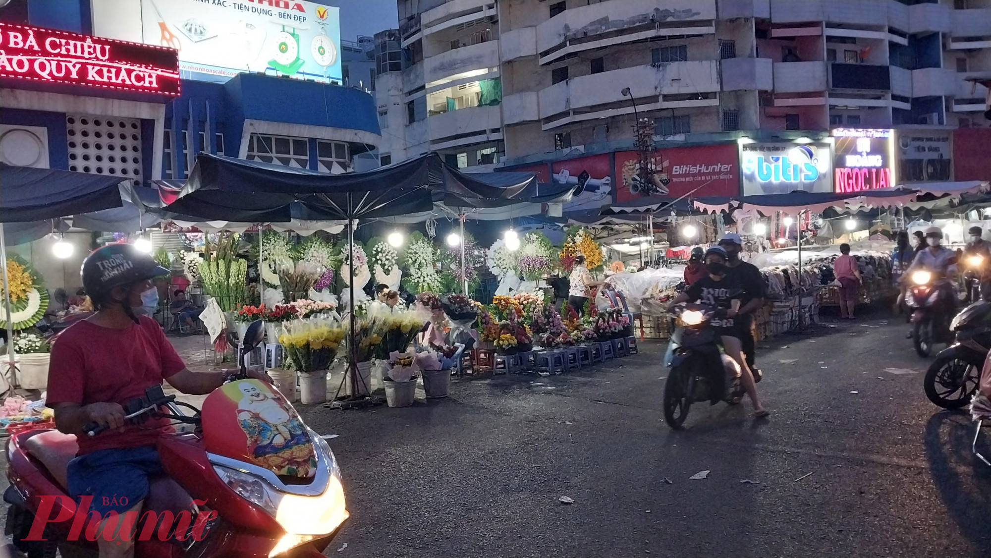 Chợ đêm Bà Chiểu cũng vậy, các gian hàng thời trang, phụ kiện, mỹ phẩm... trước đây trải dài hai mặt chợ, hiện chỉ còn  3-4 sạp lưu động bám trụ trước các cửa hàng hoa phía mặt đường Bạch Đằng