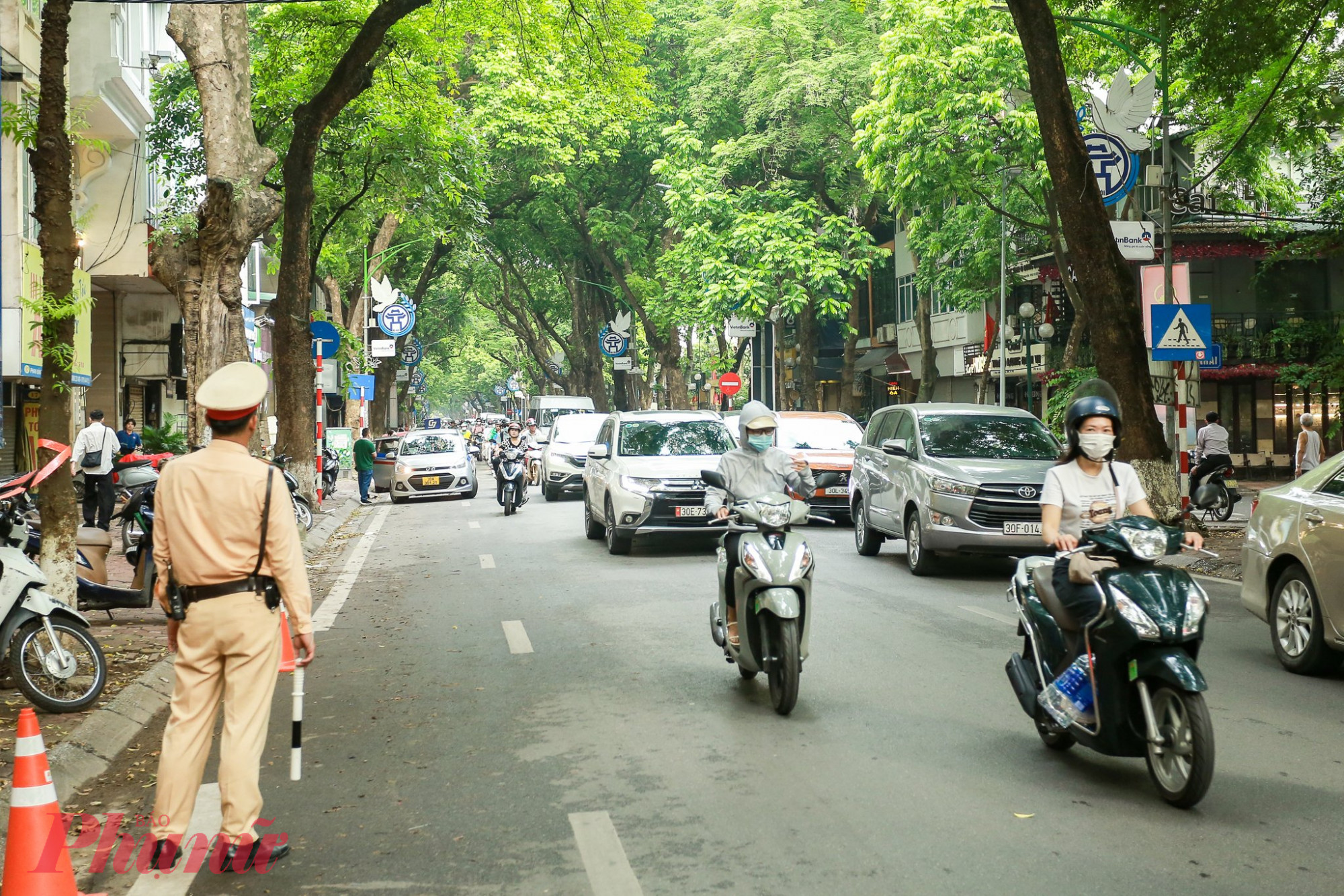 Ghi nhận trong ngày 17/6, tại địa bàn quận Ba Đình và Hoàn Kiếm trên các tuyến phố Quán Thánh, Phan Đình Phùng, Bà Triệu, Lý Thường Kiệt… hiện tượng người vi phạm giao thông đã thuyên giảm đáng kể.