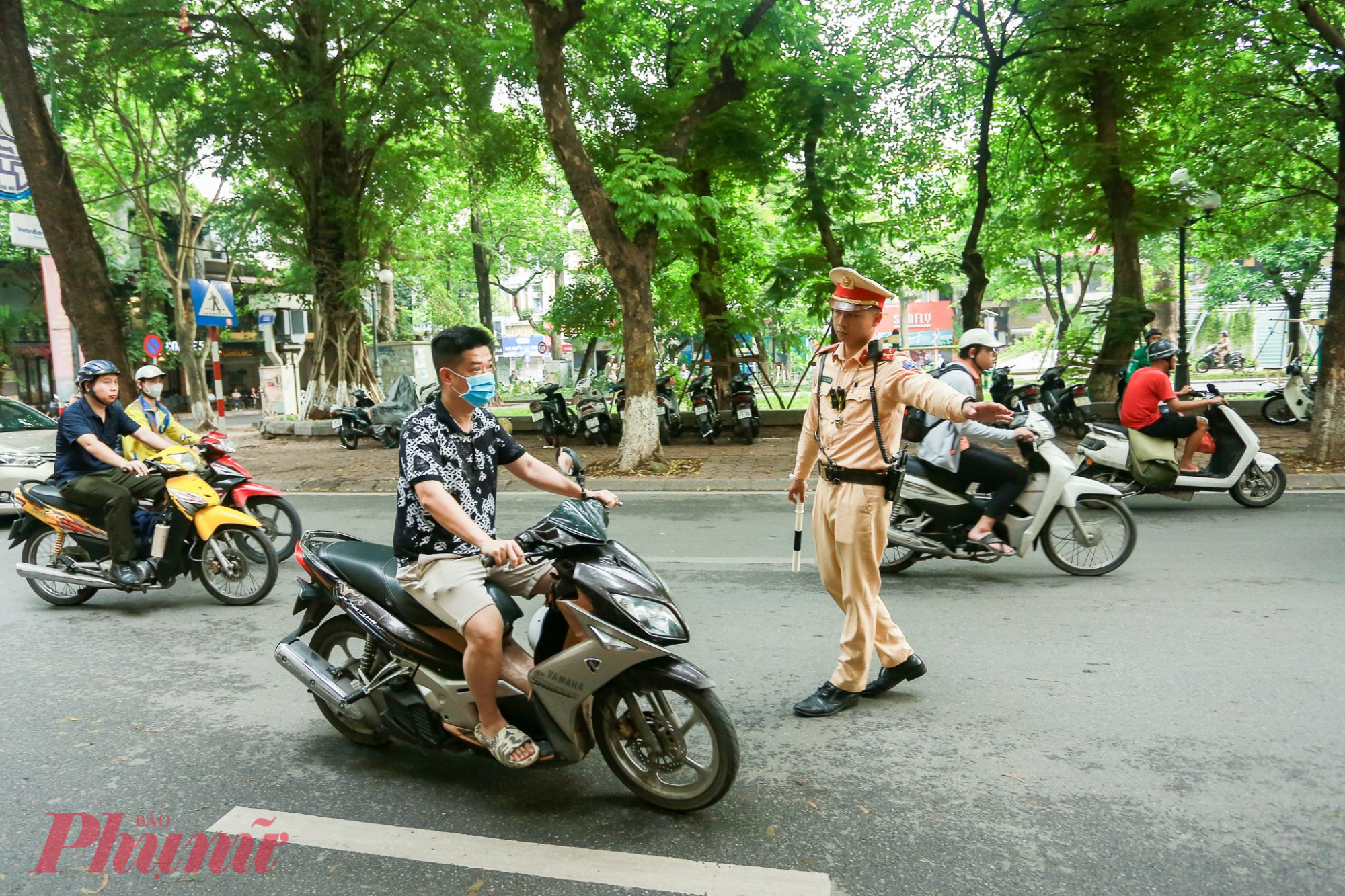 Các tổ công tác phát hiện, xử lý nhiều trường hợp vi phạm giao thông chủ yếu là tranh thủ sáng sớm đi tập thể dục, ăn sáng… nên còn tâm lý chủ quan vì gần nên “đành vi phạm”. 