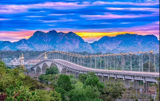 Cầu Hữu nghị III (Third Thai - Laos Friendship Bridge) nối tỉnh Nakhon Phanom của Thái Lan với tỉnh Khammouane của  Lào - Ảnh: Shutterstock/chanchai duangdoosan