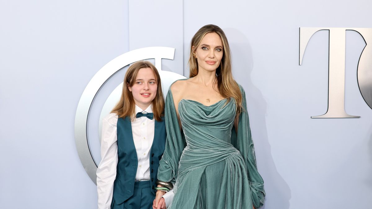 Angelina Jolie cùng con gái Vivienne trên thảm đỏ giải Tony lần thứ 77