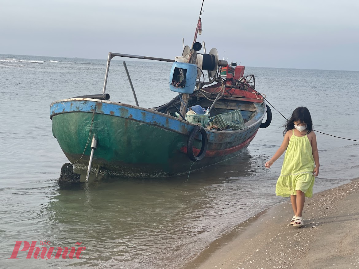 Ngày 1: 3g sáng, xuất phát từ TPHCM - biển Thắng Hải. Khoảng 5g30 đến cảng cá Lạc Việt, ngắm biển, ngắm tàu đánh cá dần cập bến,