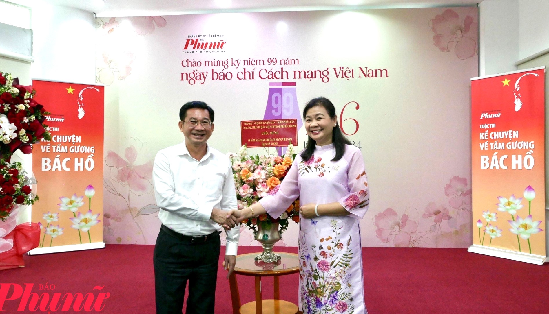 Phó chủ tịch UBND TPHCM Dương Ngọc Hải tặng hoa chúc mừng kỷ niệm ngày Báo chí Cách mạng Việt Nam đến bà Lý Việt Trung - Tổng biên tập và tập thể Báo Phụ nữ TPHCM - Ảnh: Thiên Ân