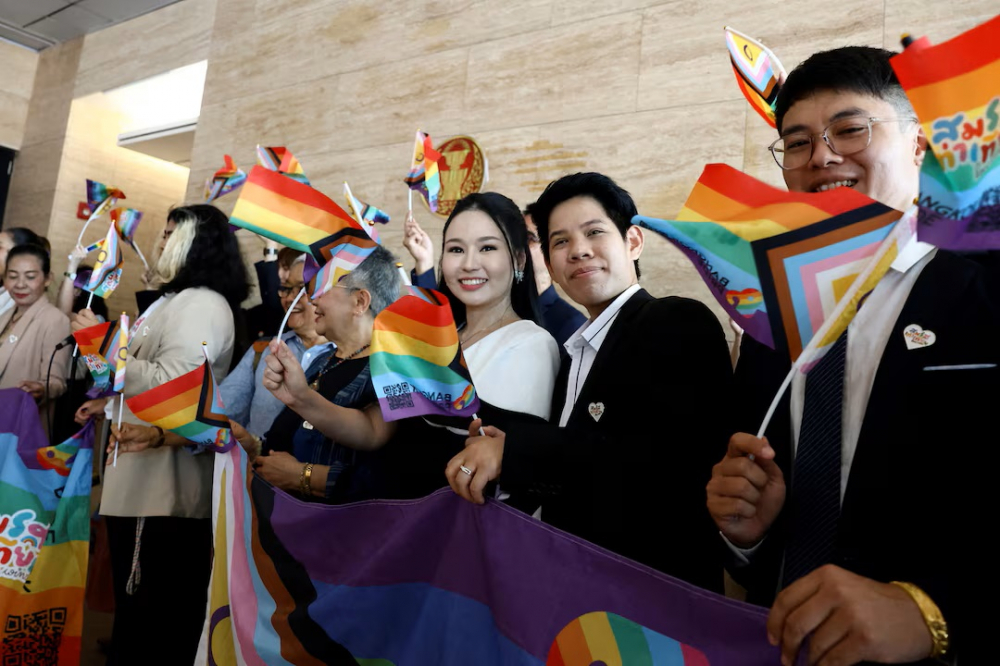 Các thành viên của cộng đồng LGBTQ+ chờ đợi Thượng viện Thái Lan thông qua Dự luật bình đẳng hôn nhân tại Bangkok, Thái Lan, ngày 18/6/2024 - Ảnh: Reuters/Chalinee Thirasupa