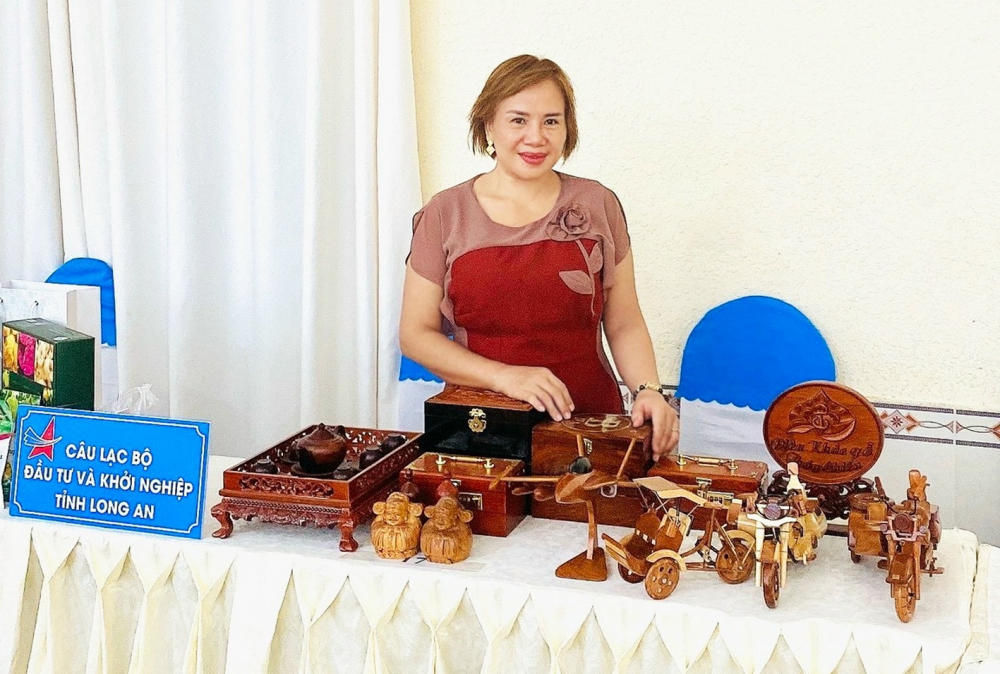 Chị Vân bên sản phẩm trưng bày tham gia chương trình phụ nữ khởi nghiệp