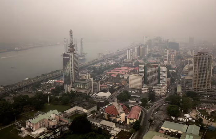 Ô nhiễm không khí do ngành công nghiệp, ô tô, cháy rừng và nhiên liệu nấu ăn gây ra ở Lagos, Nigeria, đang khiến bệnh tật gia tăng mạnh.