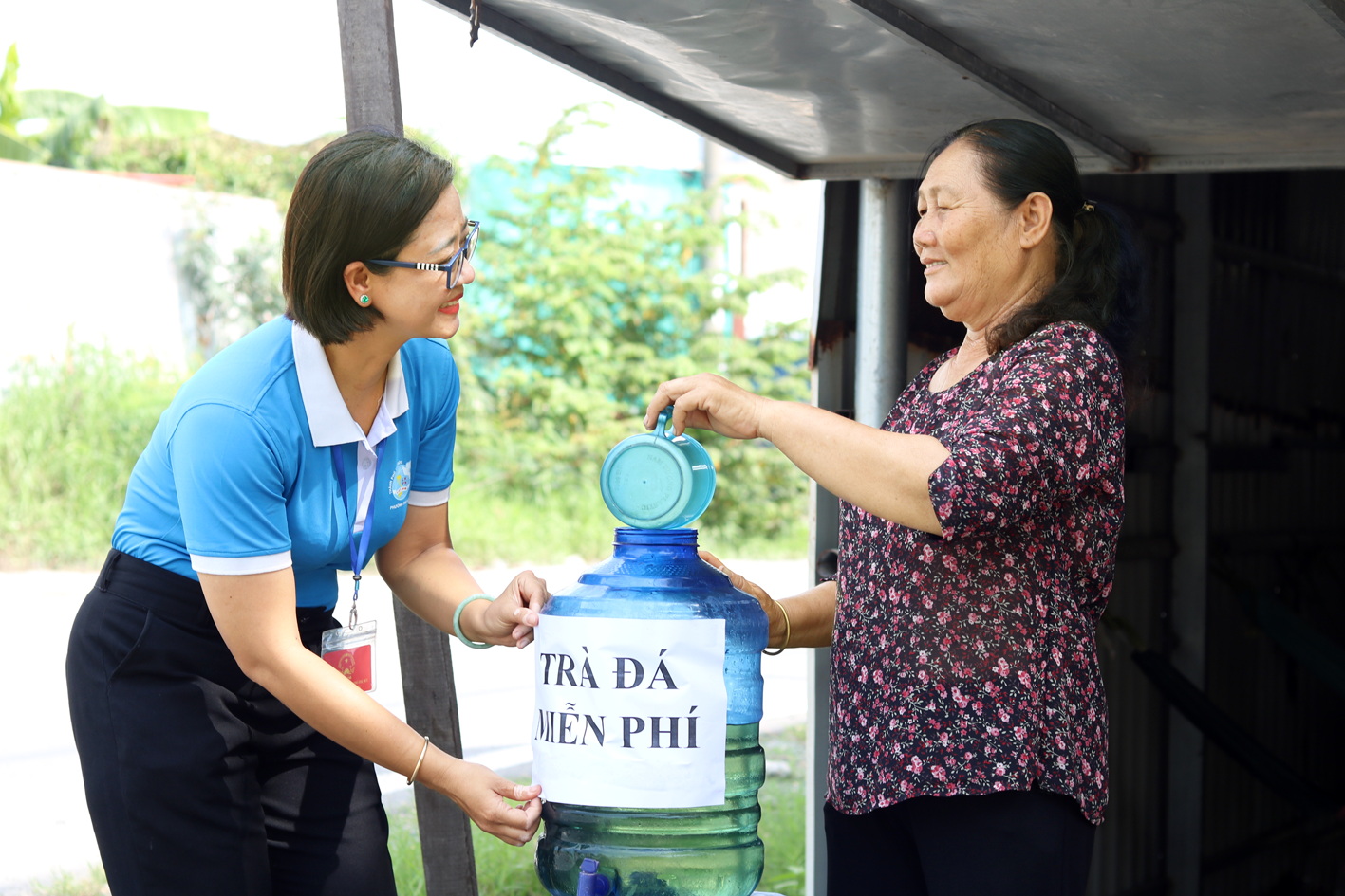 Chị Nguyễn Thị Hồng Ngọc (bìa trái) - Chủ tịch Hội LHPN phường Phú Hữu, TP Thủ Đức - ghé thăm động viên sau khi bà Duyên được trao vốn