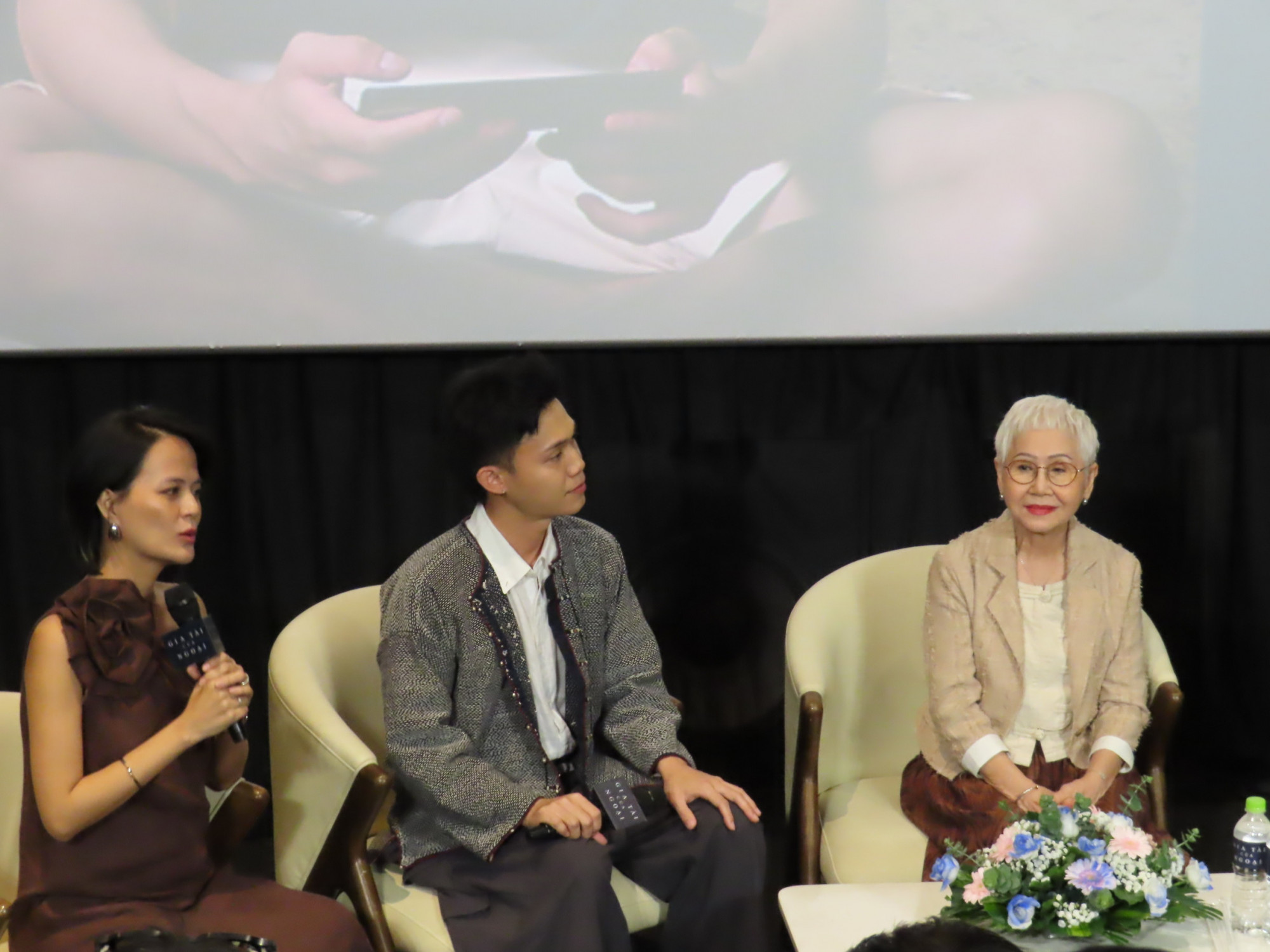 Nữ diễn viên Taew Usha Seamkhum và Đạo diễn Pat Boonnitipat, (từ phải sang phải) trả lời các câu hỏi xung quanh bộ phim - Ảnh: H.N