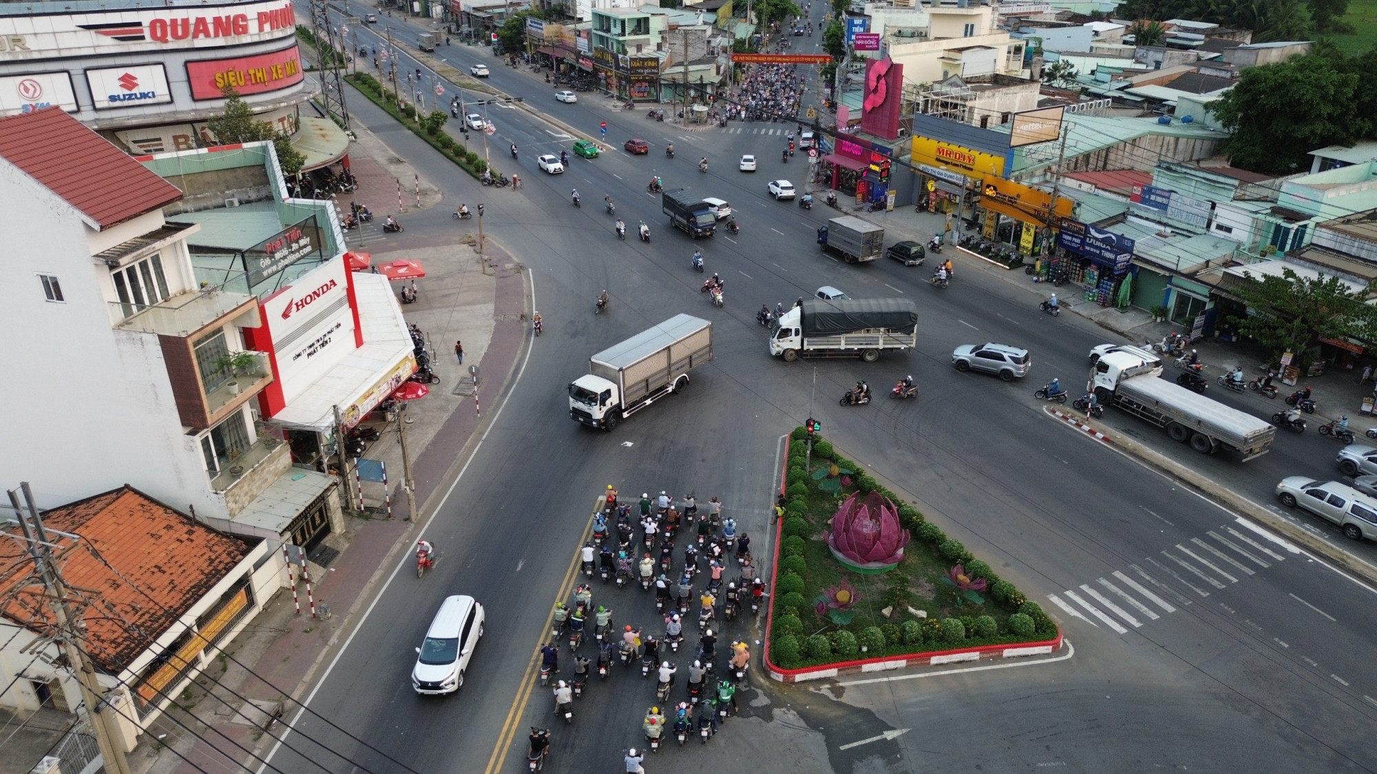 Nút giao Long Kim nơi được xem là “điểm đen” thường xuyên xảy ra tình trạng kẹt xe, ùn tắc cục bộ, tiềm ẩn nguy cơ xảy ra tai nạn giao thông