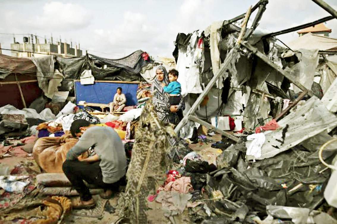 Những người Palestine trước các căn lều tạm bị phá hủy ở Gaza - ẢNH: JEHAD ALSHRAFI/Reuters