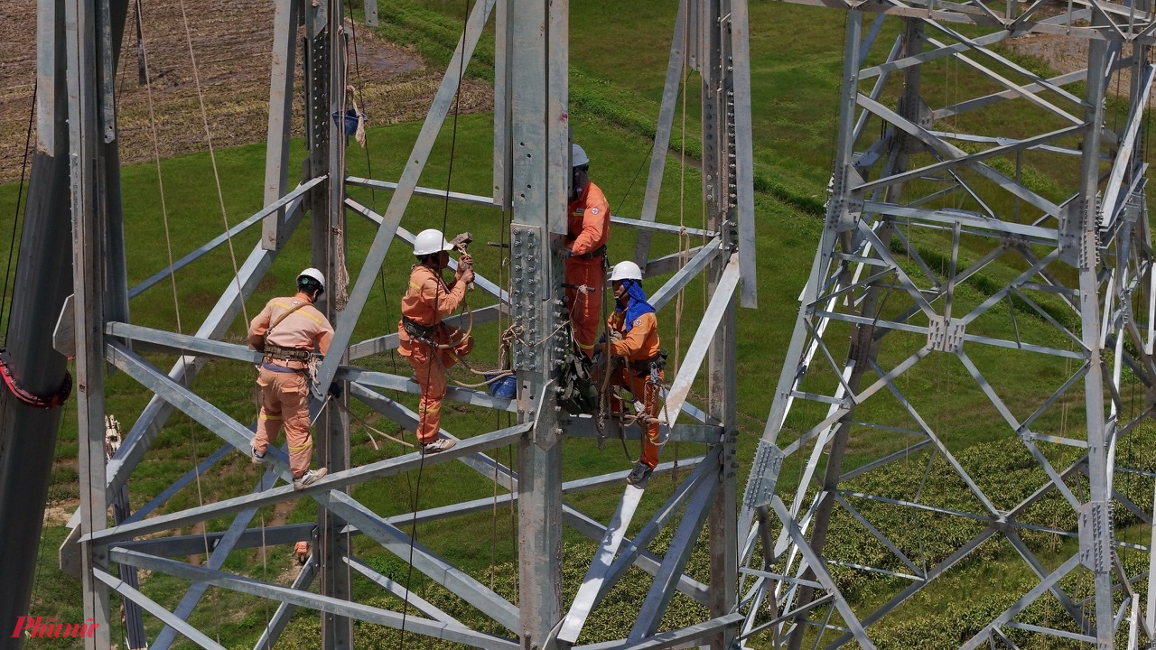 Những ngày đầu Tháng 6, khi miền Bắc đang đón những nắng nóng nhất thì cũng là thời điểm Dự án đường dây 500kV mạch 3 đi vào giai đoạn nước rút.