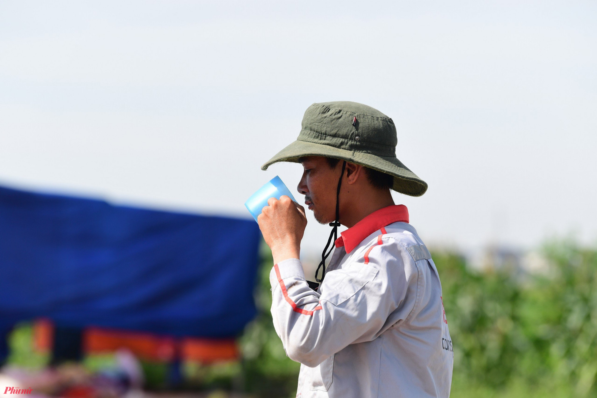 Dự án “siêu khủng” cũng được hỗ trợ của những đơn vị thi công khác như viễn thông, đoàn thanh niên địa phương.