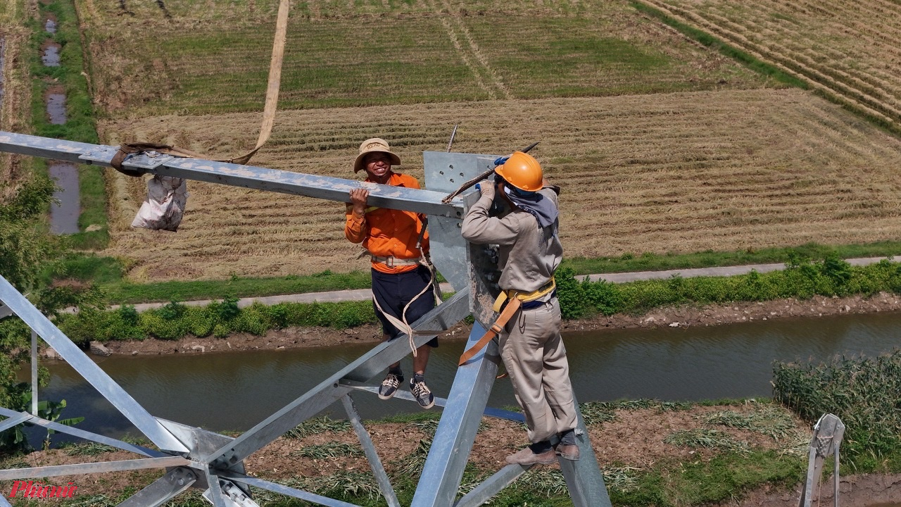 Đây là dự án trọng điểm quốc gia nhằm tăng cường năng lực truyền tải điện trên trục đường dây 500kV Bắc-Trung, góp phần tăng cường điện cho miền Bắc.