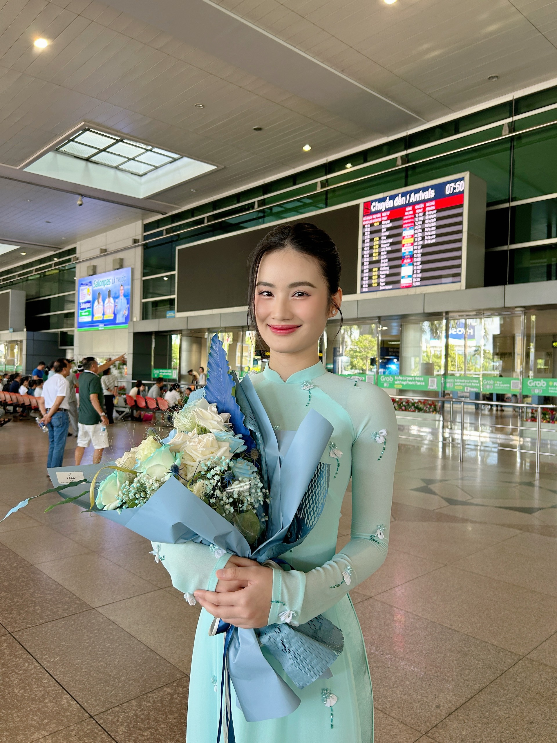 Sáng 18/6, hoa hậu Ý Nhi có mặt tại sân bay Tân Sơn Nhất để đón bà Julia Morley, chủ tịch tổ chức Hoa hậu Thế giới và ông Stephen Morley. 