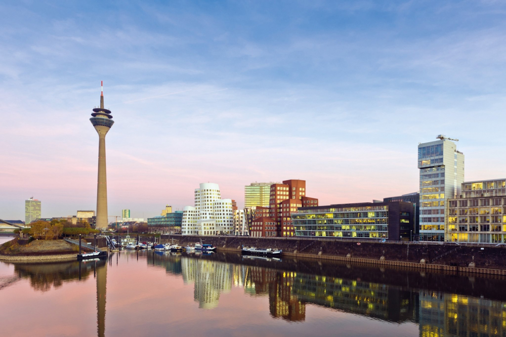 Düsseldorf cũng là một tọa độ du khách nên ghé thăm trong hành trình du lịch Đức mùa EURO 2024. Địa điểm tổ chức EURO 2024 này là một trong những trung tâm thương mại và tài chính quan trọng của nước Đức, sở hữu vẻ đẹp đậm chất nghệ thuật, lối kiến trúc đan xen hài hòa giữa cổ điển và hiện đại cùng với đó là sự pha trộn đa dạng các nền văn hóa khác nhau. Ngoài ra khi dừng chân tại Düsseldorf, du khách còn có thể tìm thấy khoảng hơn 250 quán bia và nhà hàng ở khu vực Phố cổ, nơi được mệnh danh là “quán bar dài nhất thế giới”.