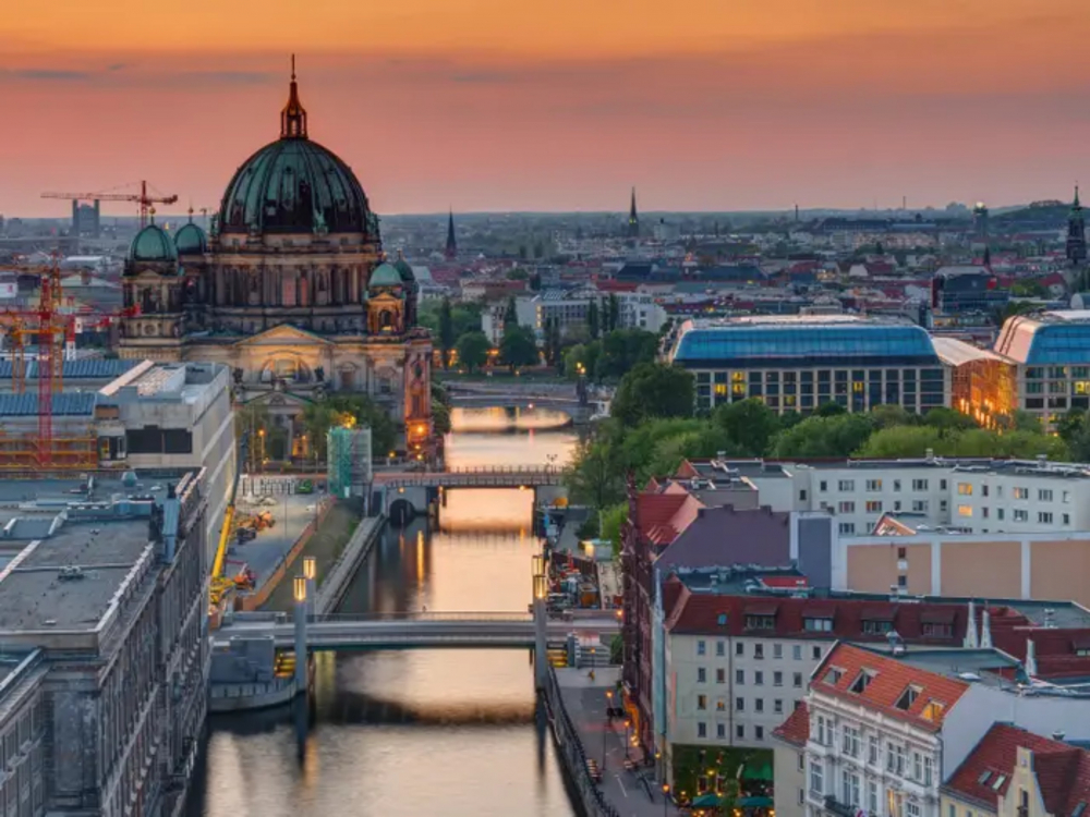 Berlin là một trong những địa điểm tham quan thú vị và đa dạng nhất của nước Đức. Các điểm du lịch hàng đầu tại thành phố này có thể kể đến như Cổng Brandenburg và tháp truyền hình cao 368m, mang đến tầm nhìn bao quát từ đài quan sát. Berlin cũng có cuộc sống về đêm sôi động với nhiều quán bar, hộp đêm và sự kiện âm nhạc. 