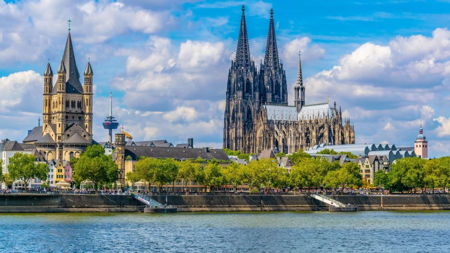 Thành phố Cologne nằm bên bờ sông Rhine, là một địa điểm lịch sử và văn hóa nổi tiếng với Nhà thờ lớn Saint Peter, di sản thế giới được UNESCO công nhận, một công trình kiến trúc tuyệt đẹp và là biểu tượng của thành phố. Với sự pha trộn của văn hóa cổ điển và hiện đại, Cologne có cuộc sống về đêm sôi động và là nơi diễn ra các sự kiện âm nhạc đồng thời sở hữu loại bia đặc sản gọi là Kölsch , hấp dẫn du khách thích thưởng thức nghệ thuật, văn hóa và ẩm thực Đức vào mùa Euro này.