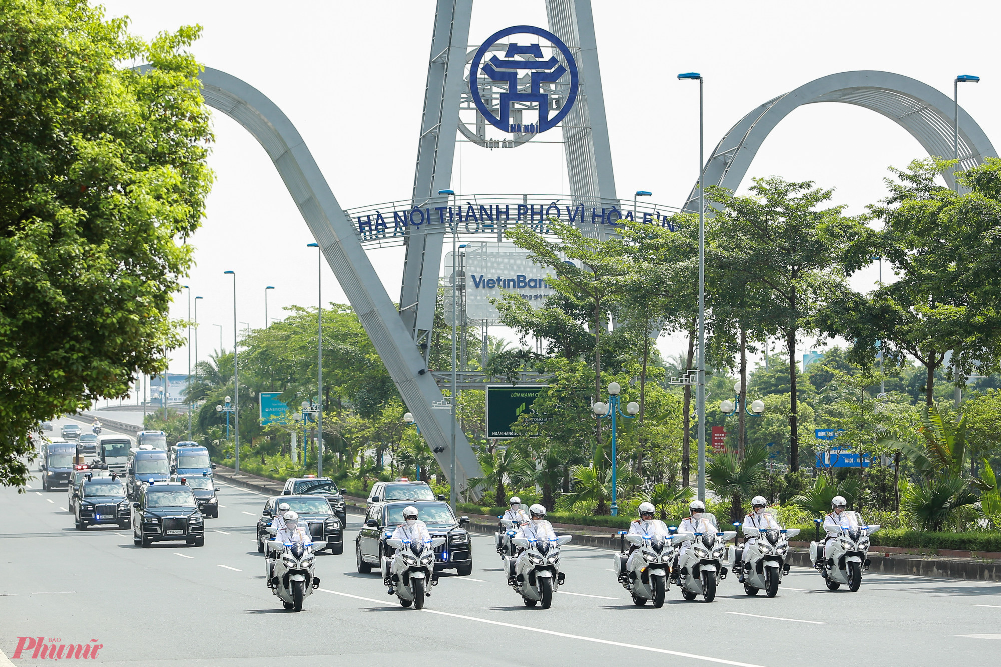 Theo lộ trình, đội dẫn đoàn xuất phát từ sân bay Nội Bài đi qua đường Võ Nguyên Giáp, cầu Nhật Tân rồi tiến vào trung tâm thành phố.