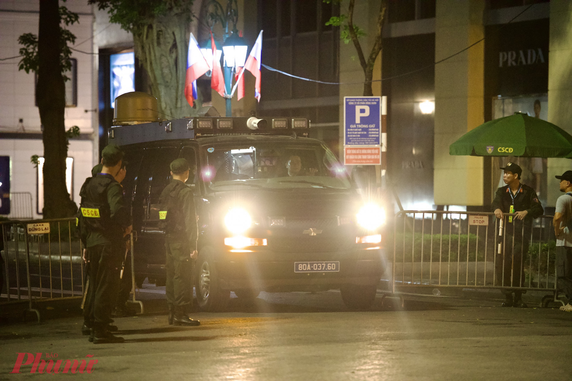 Mọi hoạt động ra vào tại khu vực khách sạn Metropole, Hà Nội hiện tại đều được kiểm soát nghiêm ngặt.