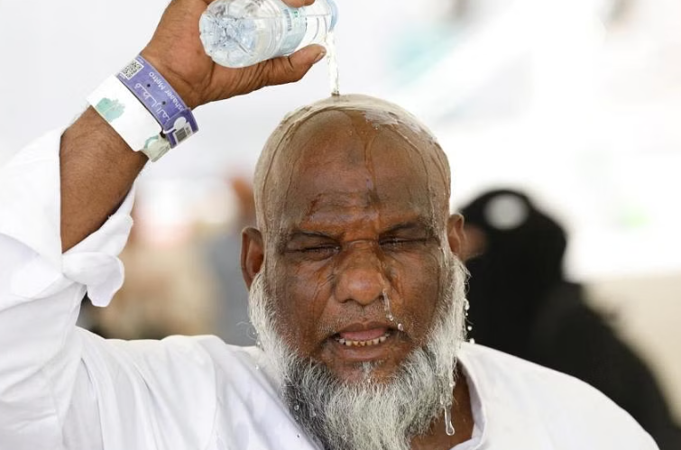 Một người hành hương Hồi giáo đổ nước lên đầu để hạ nhiệt ở Mina, Ả Rập Saudi, ngày 17/6. ẢNH: REUTERS
