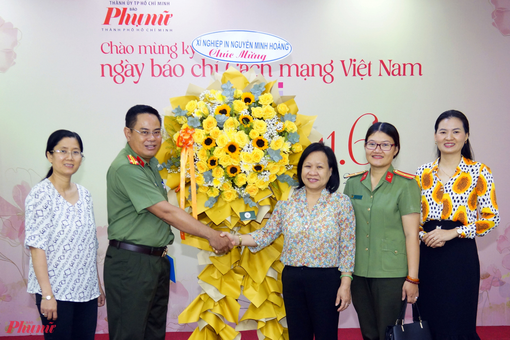 Đoàn Xí nghiệp in Nguyễn Minh Hoàng đến thăm và chúc mừng Báo Phụ nữ TPHCM nhân kỷ niệm 99 năm Ngày Báo chí Cách mạng Việt Nam