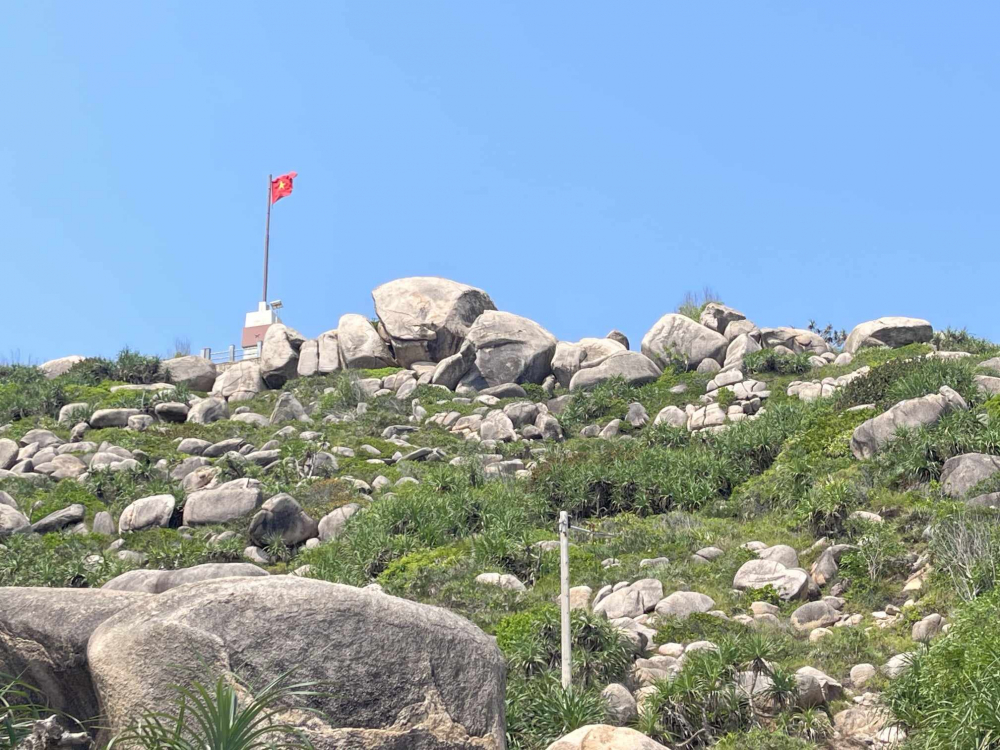 Cột cờ trên đảo Nhơn Châu được xây dựng khoảng 10 năm nay, nằm trên đỉnh núi cao giữa thiên nhiên hoang sơ và hùng vĩ.