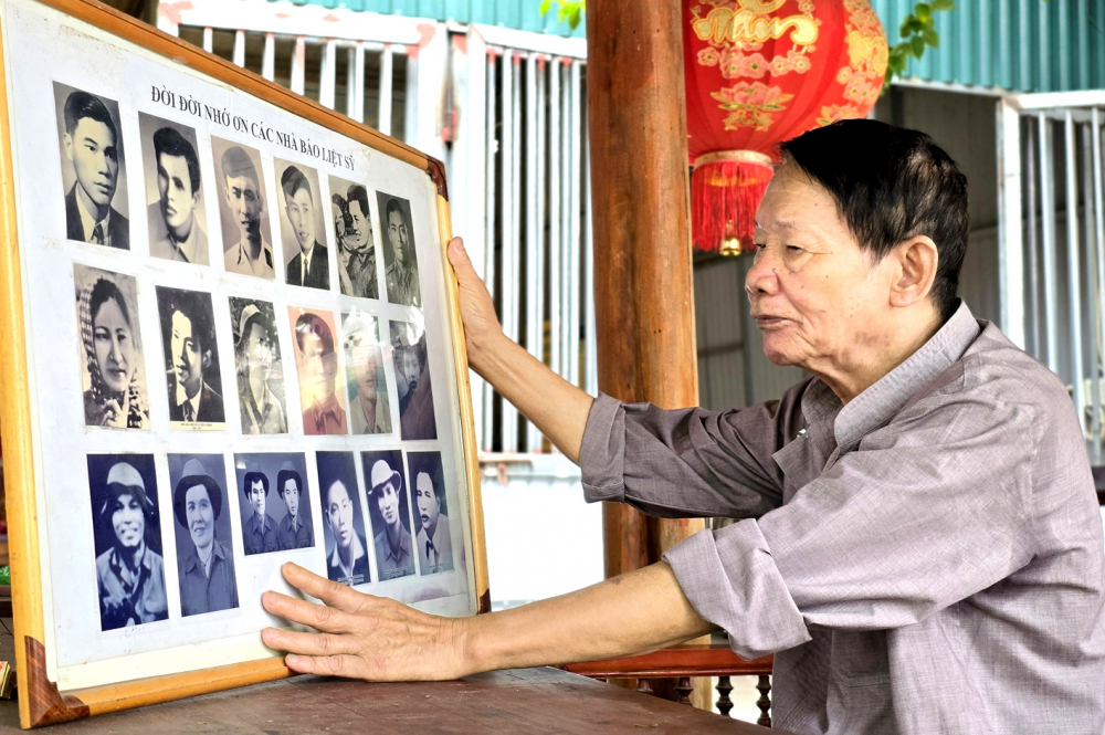 Ảnh chân dung  các nhà báo  liệt sĩ được nhà báo Văn Hiền  đóng khung  cẩn thận,  treo trang trọng  ở ban thờ