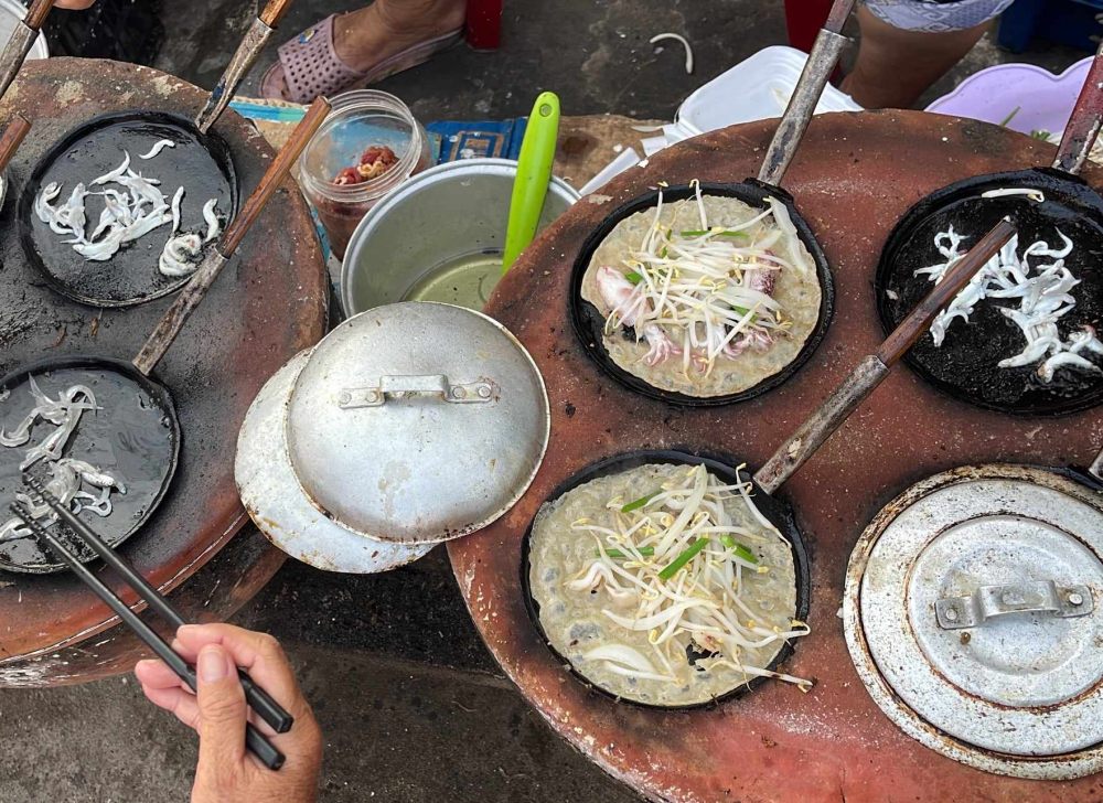 Bánh xèo trên đảo Nhơn Châu với nguyên liệu tuỳ từng mùa biển. Ngoài nguyên liệu là bột nước, rau giá thì người dân có thể cho thêm mực, cá cơm, cá de hay tôm… Giá bánh xèo cũng khá rẻ, chỉ chừng 3-10 ngàn đồng/cái tuỳ theo.