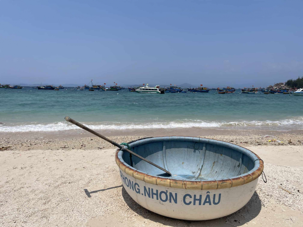 Một chiếc ghe thúng ở Nhơn Châu. Đảo là nơi định cư lâu đời của người dân với nghề chính là đánh bắt hải sản. Các ghe thúng này chỉ có nhiệm vụ giúp người dân di chuyển từ tàu vào bờ cát và ngược lại.
