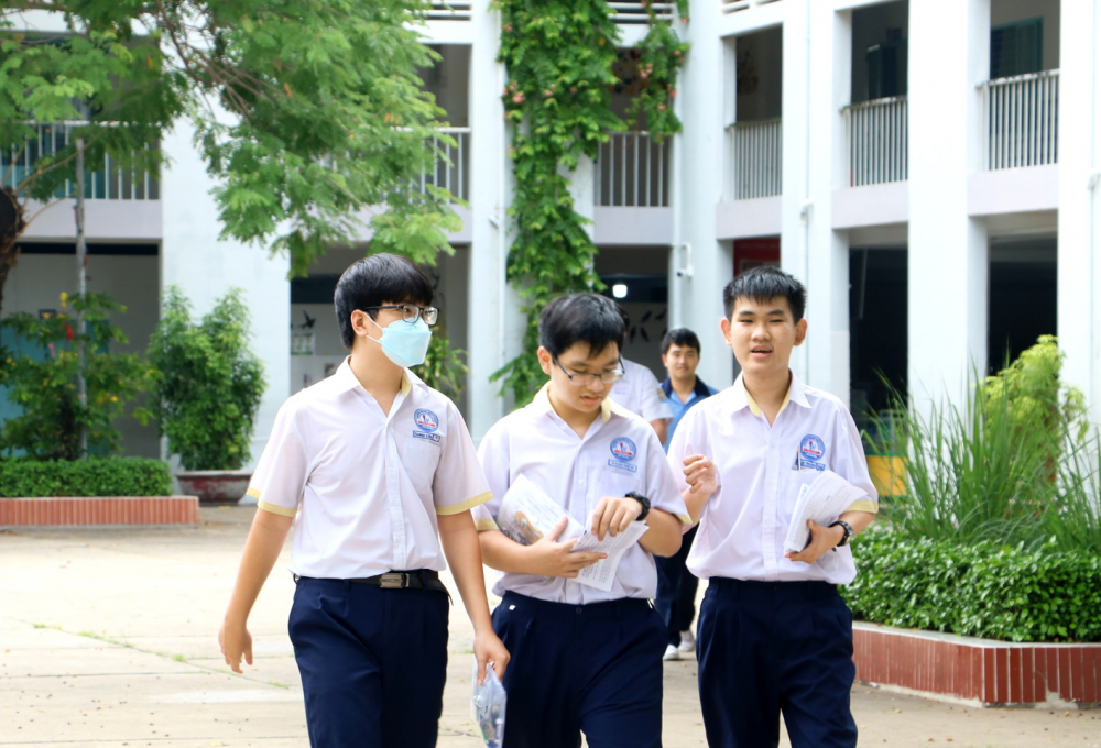 Thí sinh TPHCM dự thi kỳ thi tuyển sinh lớp Mười năm 2024 tại Trường THCS Ngô Tất Tố (quận Phú Nhuận) - ẢNH: TRANG THƯ