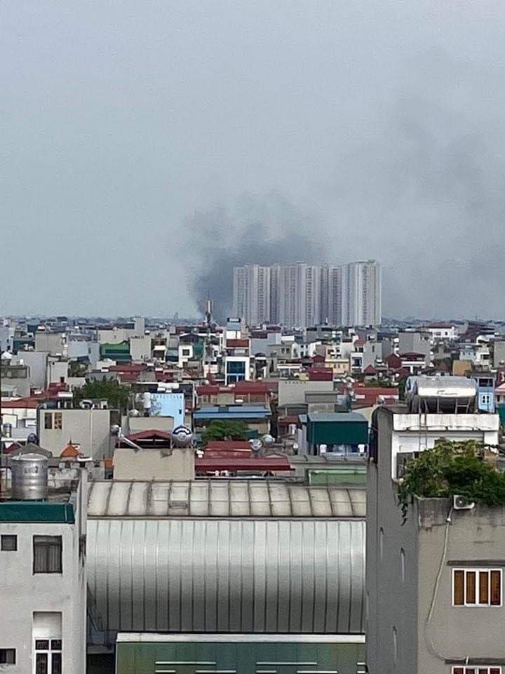 Người dân lo lắng khi trông thấy 1 cột khói cao hàng chục mét phát ra từ phía phường Quang Trung, quận Hà Đông trong chiều 20/6.