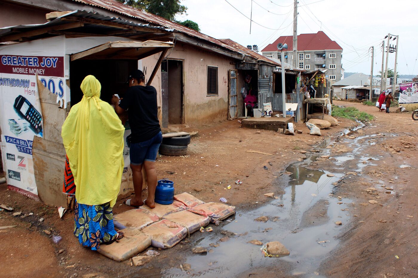 Nước thải chảy qua một gian hàng ở Abuja, Nigeria - Ảnh: AFP