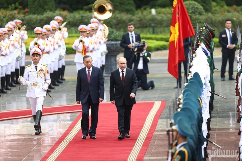  Chủ tịch nước Tô Lâm và Tổng thống Putin duyệt Đội danh dự QĐND Việt Nam - Ảnh: Vietnamnet