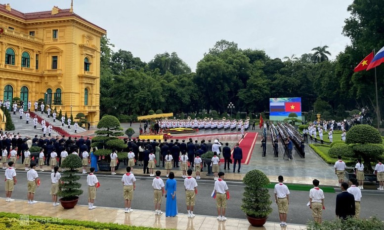 Hai nhà lãnh đạo dự lễ chào cờ - Ảnh: Vnexpress.vn