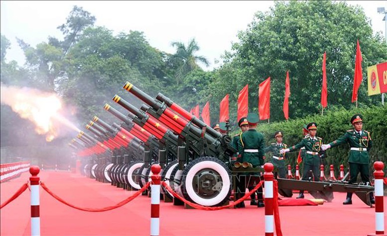 Nghi thức bắn 21 loạt đại bác chào mừng Tổng thống Liên bang Nga Vladimir Putin thăm cấp Nhà nước tới Việt Nam - Ảnh: TTXVN