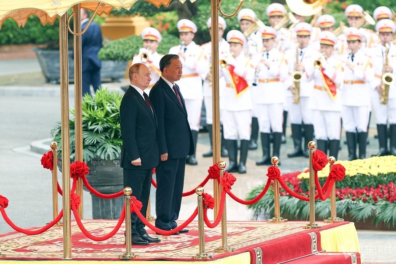 Hai nguyên thủ trên bục danh dự, thực hiện nghi thức chào quốc kỳ hai nước - Ảnh: Vietnamnet