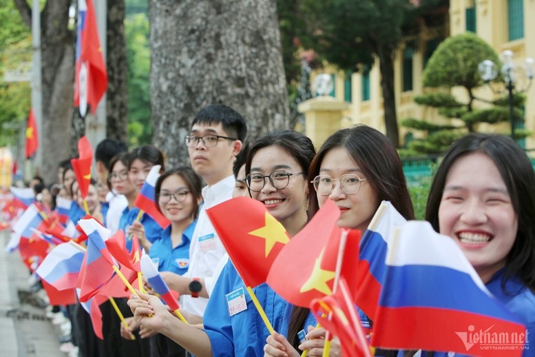 Các em thiếu nhi trong Phủ Chủ tịch và hàng trăm thanh niên cầm cờ Việt Nam và Nga, đứng dọc hai bên đường chào đón Tổng thống Putin - Ảnh: Vietnamnet
