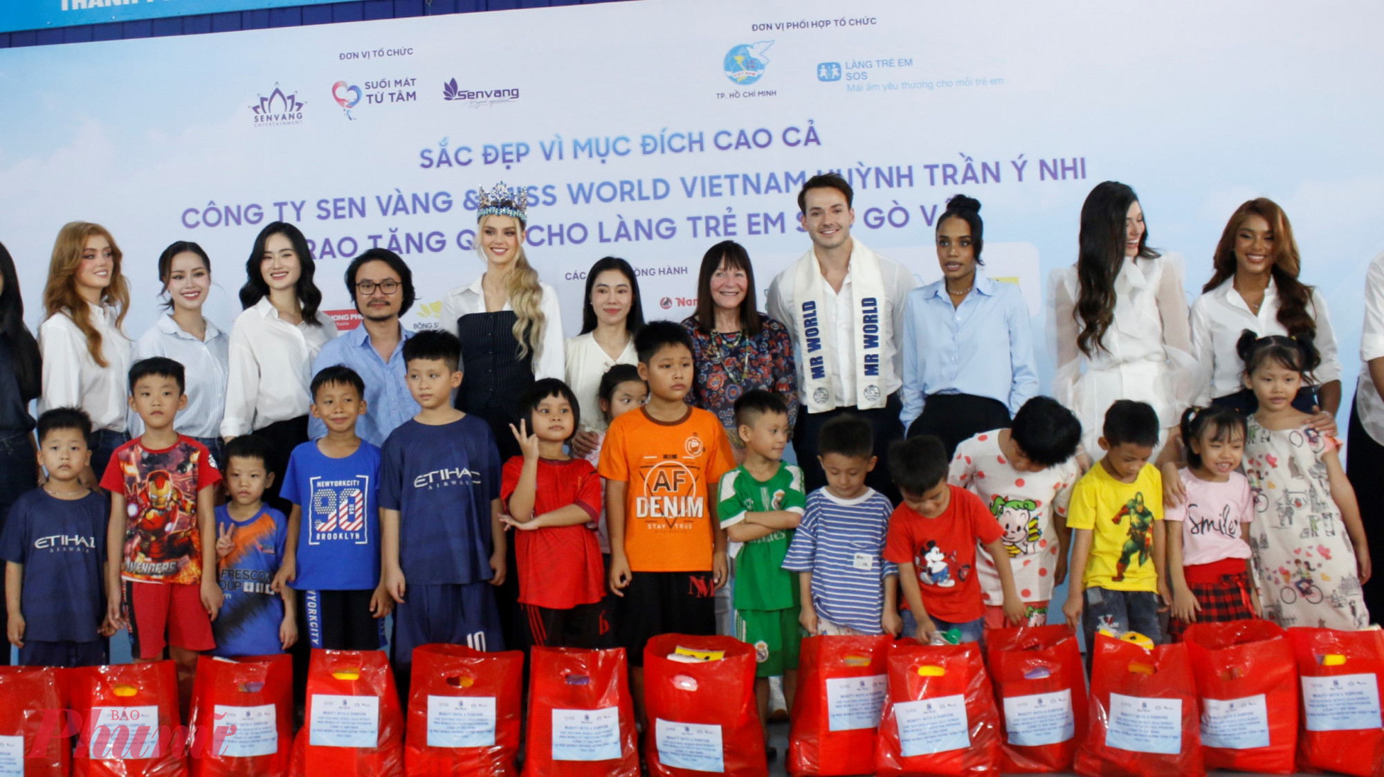 Đại diện Công ty Sen Vàng và các hoa hậu, á hậu trao quà cho các em tại Làng trẻ SOS Gò Vấp.