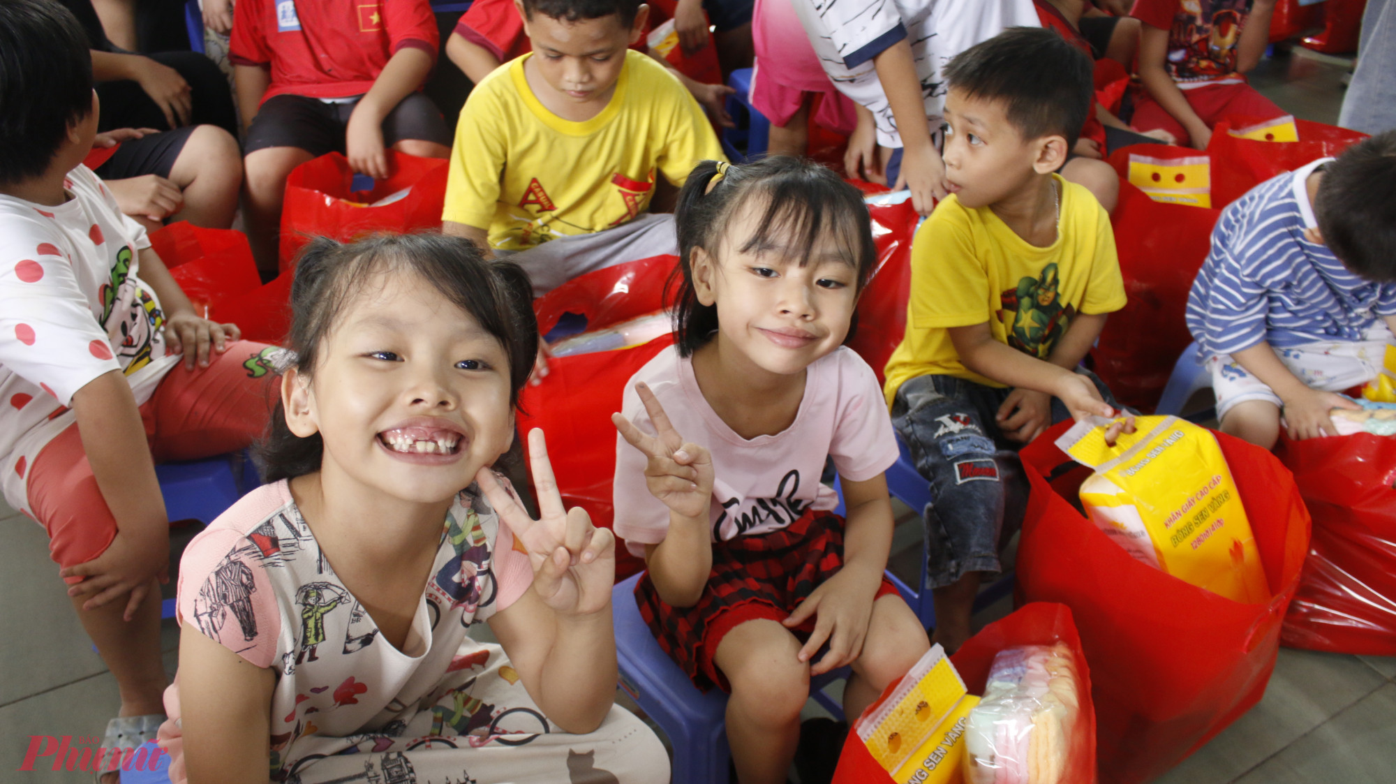 Các em nhỏ tại Làng vui mừng khi nhận được nhiều sự quan tâm, yêu thương từ các đơn vị, tổ chức.