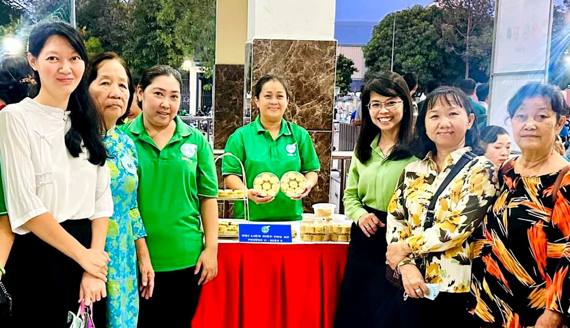 Chị Bùi Thị Kim Phượng (giữa) giới thiệu bánh với chị em hội viên phụ nữ phường